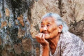 农村老妈90岁了,不愿和儿女一起生活怎么办
