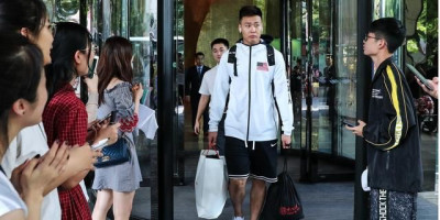 男篮队员返京，赵睿身穿有美国国旗的衣服遭球迷声讨，是球迷太苛刻了吗