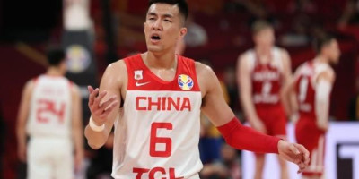 中国男篮对阵波兰，郭艾伦五犯离场时气的跳脚，并且怒锤座椅，如何评价裁判的吹罚