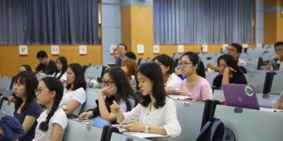 大学生怎样树立正确的意识形态观