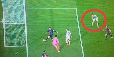 欧冠半决赛巴萨对阵利物浦，梅西在打入第二个进球时，范迪克在想什么