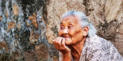 农村老妈90岁了,不愿和儿女一起生活怎么办