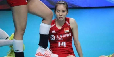 女排新晋冠军郑益昕回乡穿运动短裤合影，这其中有人认为不妥，有人认为正常，你怎么看