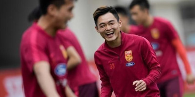 昨天的中国杯比赛中国对阵威尔士的比赛中，怎么评价队长冯潇霆的表现
