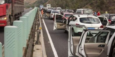 高速公路塞车怎么跟车