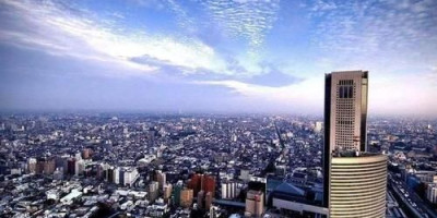 朋友说三到五年之内房价跌幅会超过30%，想再卖一套改善型住房，现在买房合适吗