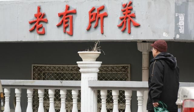 我68岁，跟儿子住，我发现儿媳妇越来越对我不友善，我该怎么办图2