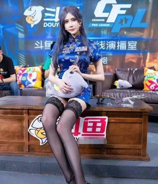 斗鱼又捧黑丝女解说，导播“轰炸式”镜头特写太良心，玩家直言专门来看腿，你怎么看图 12