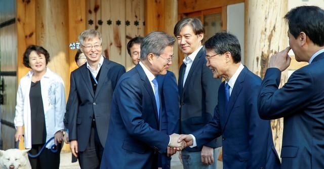 韩国总统文在寅的民意支持率已连续 4 周骤降至 43%，与心腹曹国腐败案件有关系吗图 14