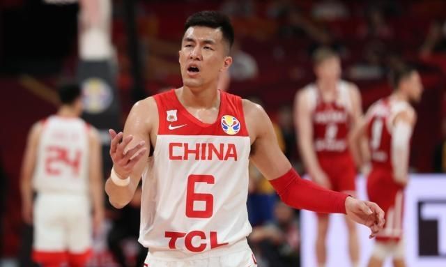中国男篮对阵波兰，郭艾伦五犯离场时气的跳脚，并且怒锤座椅，如何评价裁判的吹罚图 1