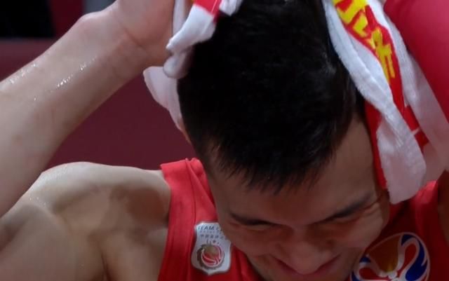 中国男篮对阵波兰，郭艾伦五犯离场时气的跳脚，并且怒锤座椅，如何评价裁判的吹罚图 6