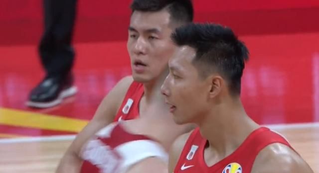 中国男篮对阵波兰，郭艾伦五犯离场时气的跳脚，并且怒锤座椅，如何评价裁判的吹罚图 7
