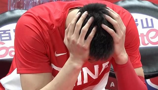 中国男篮对阵波兰，郭艾伦五犯离场时气的跳脚，并且怒锤座椅，如何评价裁判的吹罚图 8