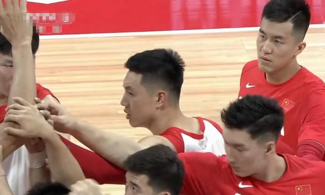 中国男篮对阵波兰，郭艾伦五犯离场时气的跳脚，并且怒锤座椅，如何评价裁判的吹罚图 9