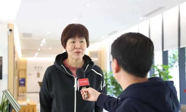 中国女排在东京奥运会上战绩不佳，郎平是否会因此“走下神坛”图1