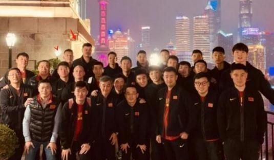 11 月 29 日中国男篮迎来首次红蓝两队合并的世界杯比赛，李楠会派出什么样的阵容迎战图 1