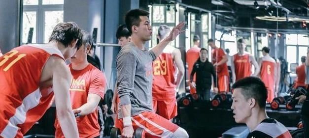 11 月 29 日中国男篮迎来首次红蓝两队合并的世界杯比赛，李楠会派出什么样的阵容迎战图 4