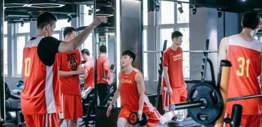 11 月 29 日中国男篮迎来首次红蓝两队合并的世界杯比赛，李楠会派出什么样的阵容迎战图 7