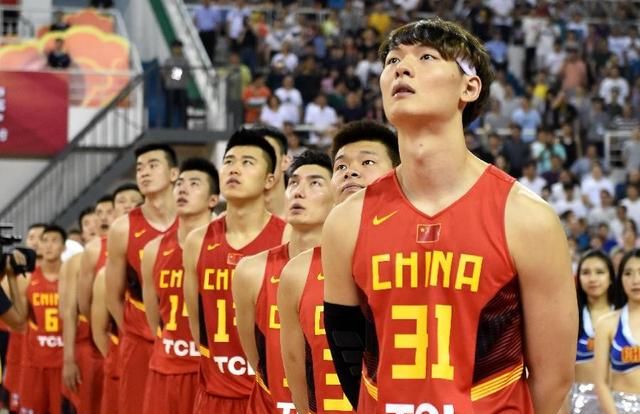 11 月 29 日中国男篮迎来首次红蓝两队合并的世界杯比赛，李楠会派出什么样的阵容迎战图 8