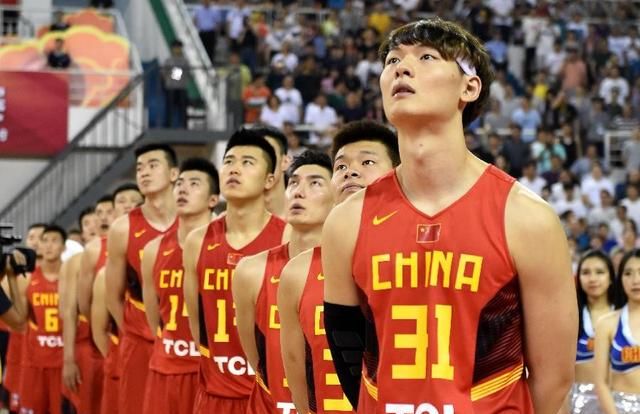 11 月 29 日中国男篮迎来首次红蓝两队合并的世界杯比赛，李楠会派出什么样的阵容迎战图 8