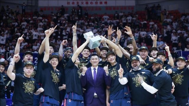 广东宏远近期动态曝光，NCAA新星有望强势加盟，他能成为易建联的接班人吗你怎么看图3