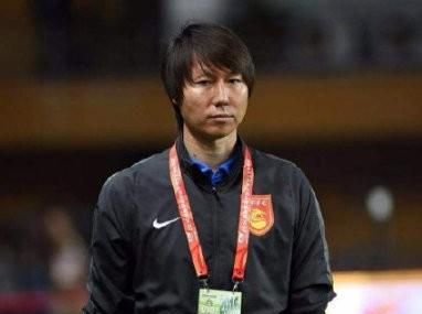 大家认为: 目前的中国男足，更需要什么样的教练能举个例子吗