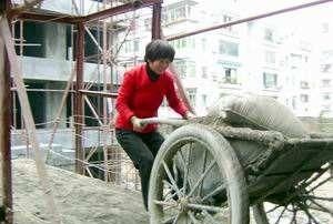 工地的生活又苦又累，可还是有很多女人去工地干活，是什么让她们可以坚持下去图4