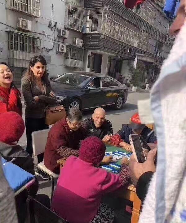齐达内现身上海街边看中国大妈打麻将，对此你怎么看他这是要来中国执教吗图 1