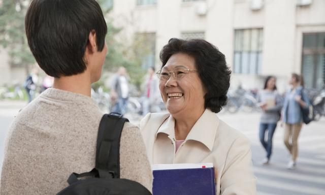 线上学习，班上有几名留守学生老是不提交作业，打电话家长也不接，我该不该放弃图4