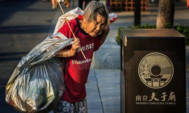为什么很多来城市看孩子的老人热衷于捡垃圾卖东西图3