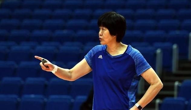 女排世锦赛半决赛中国备战意大利，丁霞防守失败时郎平罚她就地做翻滚，你怎么看图 2