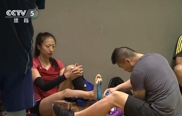 女排世锦赛半决赛中国备战意大利，丁霞防守失败时郎平罚她就地做翻滚，你怎么看图 3
