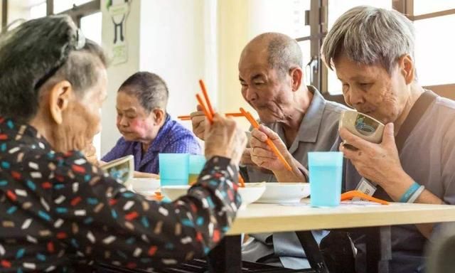 老年人不忍浪费粮食会把剩下的饭菜偷偷吃掉，能说说你家平时的剩饭菜是怎么处理的吗图 1