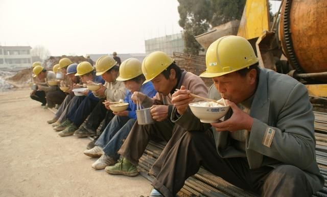 你可知道一个农民工在工地多么辛苦，多么劳累，吃的不好场景图2