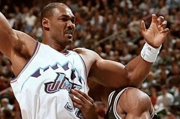 像 nba 球员格林对明星球员做出戳眼、踢裆的犯规动作，过分吗他是防守动作最大的球员吗图 7