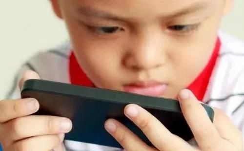 家长给正在上学的孩子佩戴手机，会对孩子的学习有什么影响吗