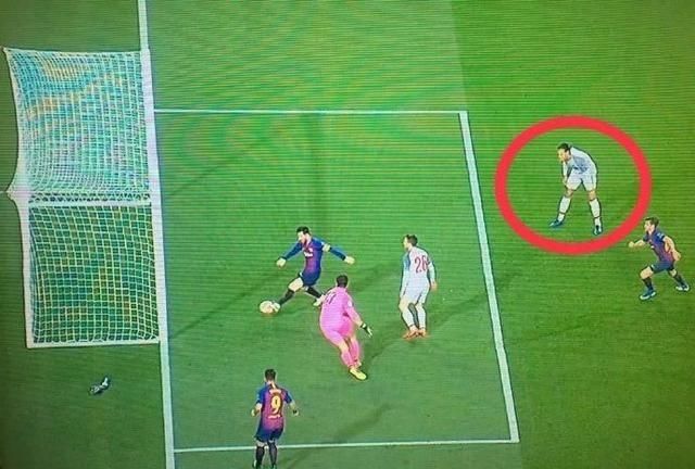 欧冠半决赛巴萨对阵利物浦，梅西在打入第二个进球时，范迪克在想什么图 1