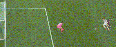 欧冠半决赛巴萨对阵利物浦，梅西在打入第二个进球时，范迪克在想什么图 6