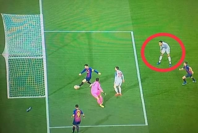 欧冠半决赛巴萨对阵利物浦，梅西在打入第二个进球时，范迪克在想什么图 7