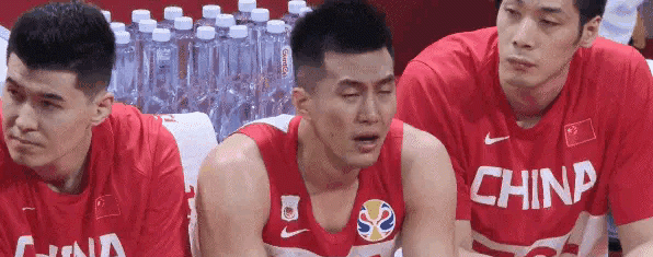 中国男篮对阵波兰，郭艾伦在第三节被罚出场，郭艾伦委屈流泪，你怎么评价图 6
