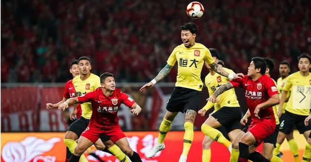 缺兵少将的广州恒大客场 2 - 0 拿下上海上港，他们靠什么赢球你怎么看图 12