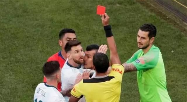 客观评价，阿根廷 vs 智利的比赛中，梅西被红牌罚下这一判罚理由在哪图 2