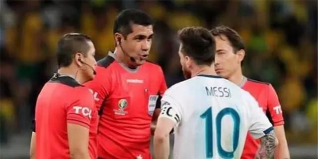 客观评价，阿根廷 vs 智利的比赛中，梅西被红牌罚下这一判罚理由在哪图 3