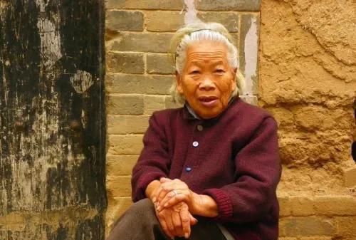 农村老妈90岁了,不愿和儿女一起生活怎么办图7