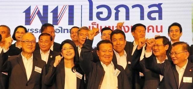 7 党建立组阁联盟，推举为泰党候选人素达拉出任总理，能否战胜巴育图 1