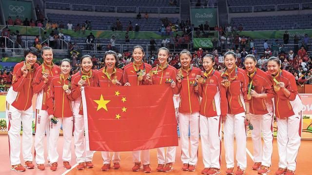 女排新晋冠军郑益昕回乡穿运动短裤合影，这其中有人认为不妥，有人认为正常，你怎么看图 5