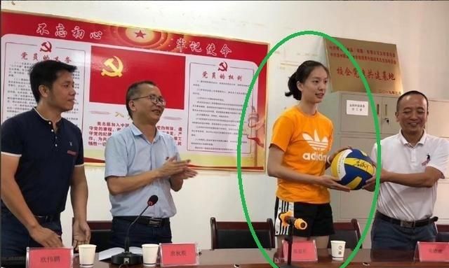 女排新晋冠军郑益昕回乡穿运动短裤合影，这其中有人认为不妥，有人认为正常，你怎么看图 6