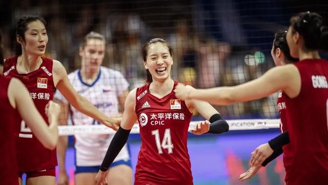 女排新晋冠军郑益昕回乡穿运动短裤合影，这其中有人认为不妥，有人认为正常，你怎么看图 11