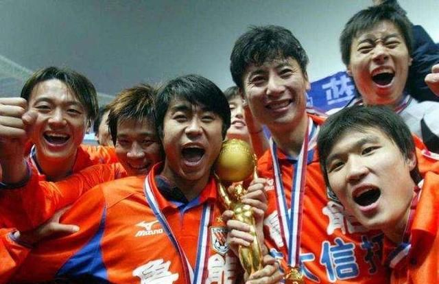 山东泰山时隔11年中超夺冠图1