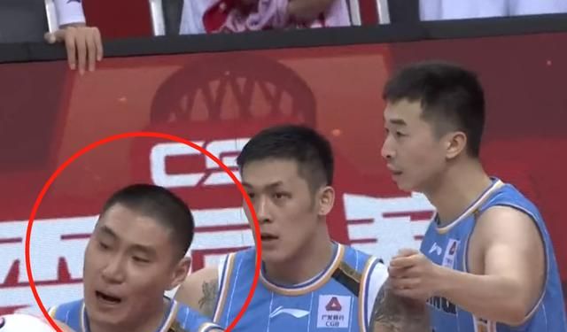 广东VS北京，王晓辉三分投篮，徐杰在防守时，为什么要捂住自己的裆部呢图3